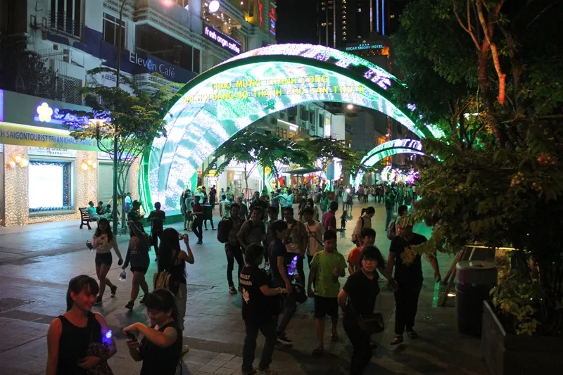 Người dân TP.HCM xuống đường tận hưởng thời khắc giao thừa ảnh 5